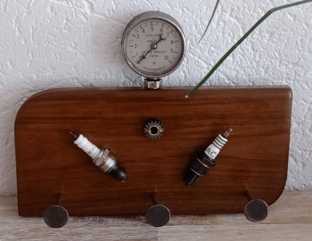 Le légendaire porte Trucmuches en Noyer