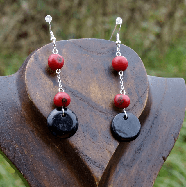 Chips noire et ses deux perles rouges