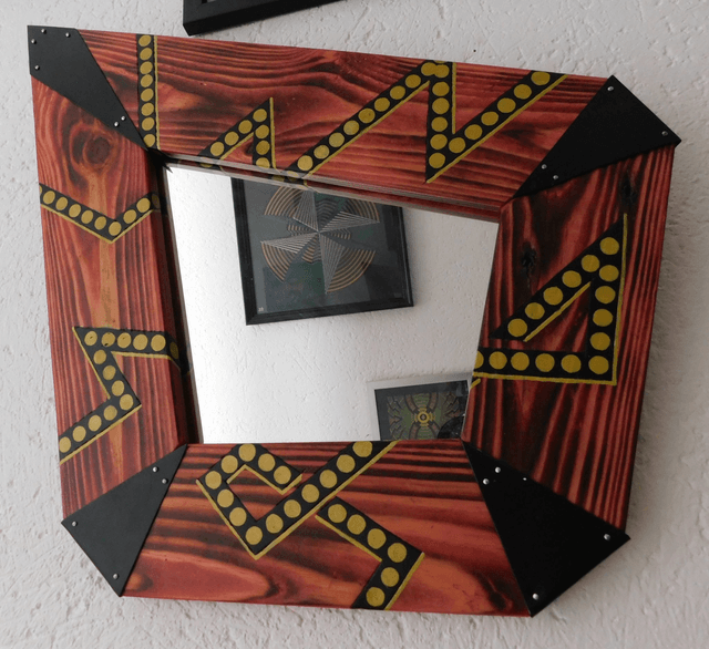 Miroir patiné en sugi-ban avec dessin au Posca 