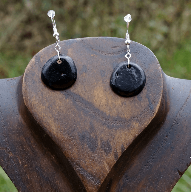 Petites chips noires avec chainette