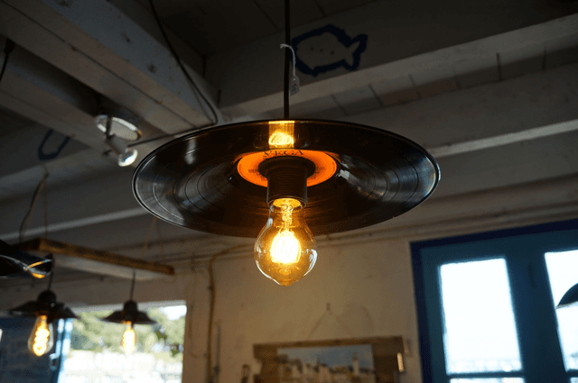Les lustres &quot;Affone LED 33T&quot; forme &quot;Chapeau&quot;